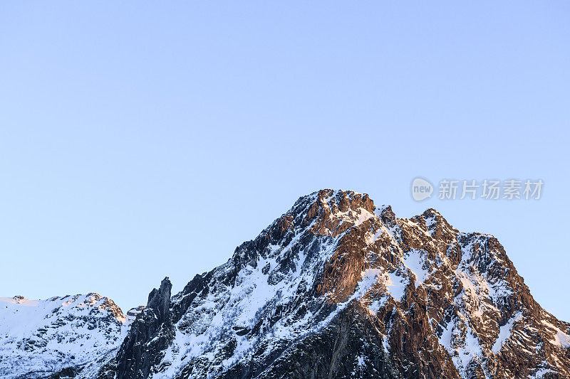 挪威北部罗弗敦群岛(loften Archipel)的冰雪山峰